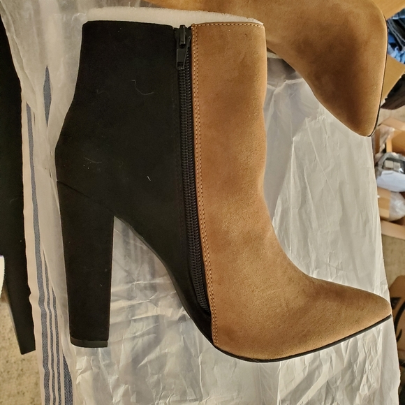 👢 Women's 'Diane' Color Block Ankle Booties - Picture 2 of 9